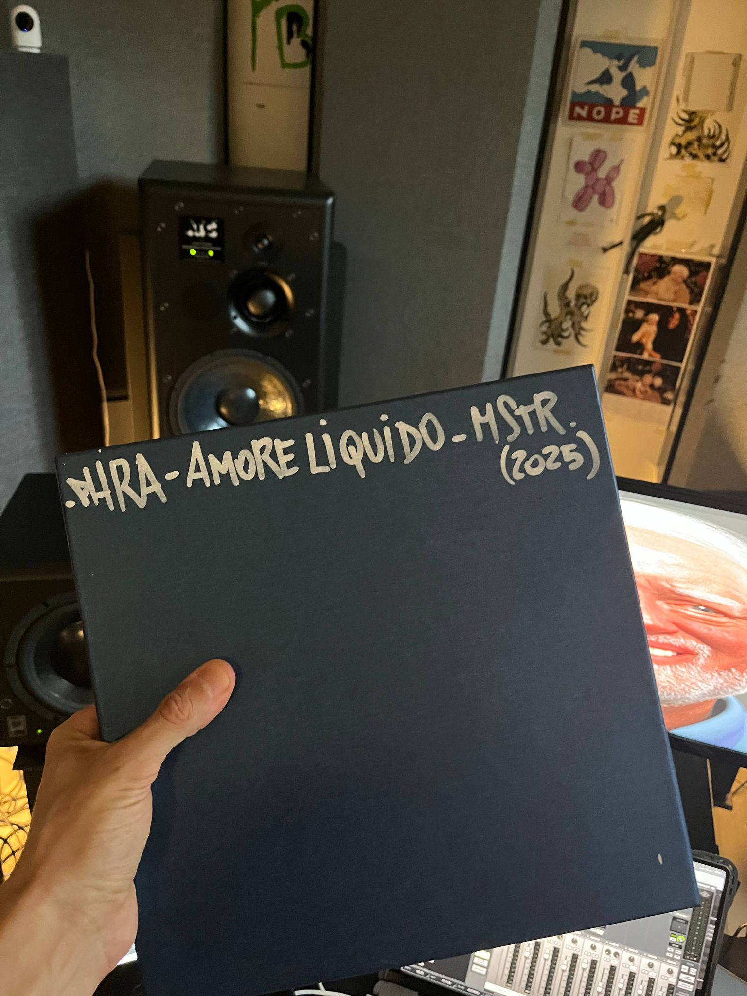 Amore Liquido Mockup 2